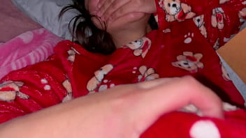 Visito a la SOBRINA de mi esposa en su cuarto y ASÍ de FÁCIL la agarro acostadita en su Cama – XVIDEOS.COM